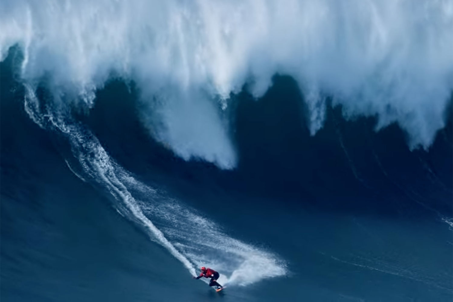 Alucina con las olas gigantes de Portugal
